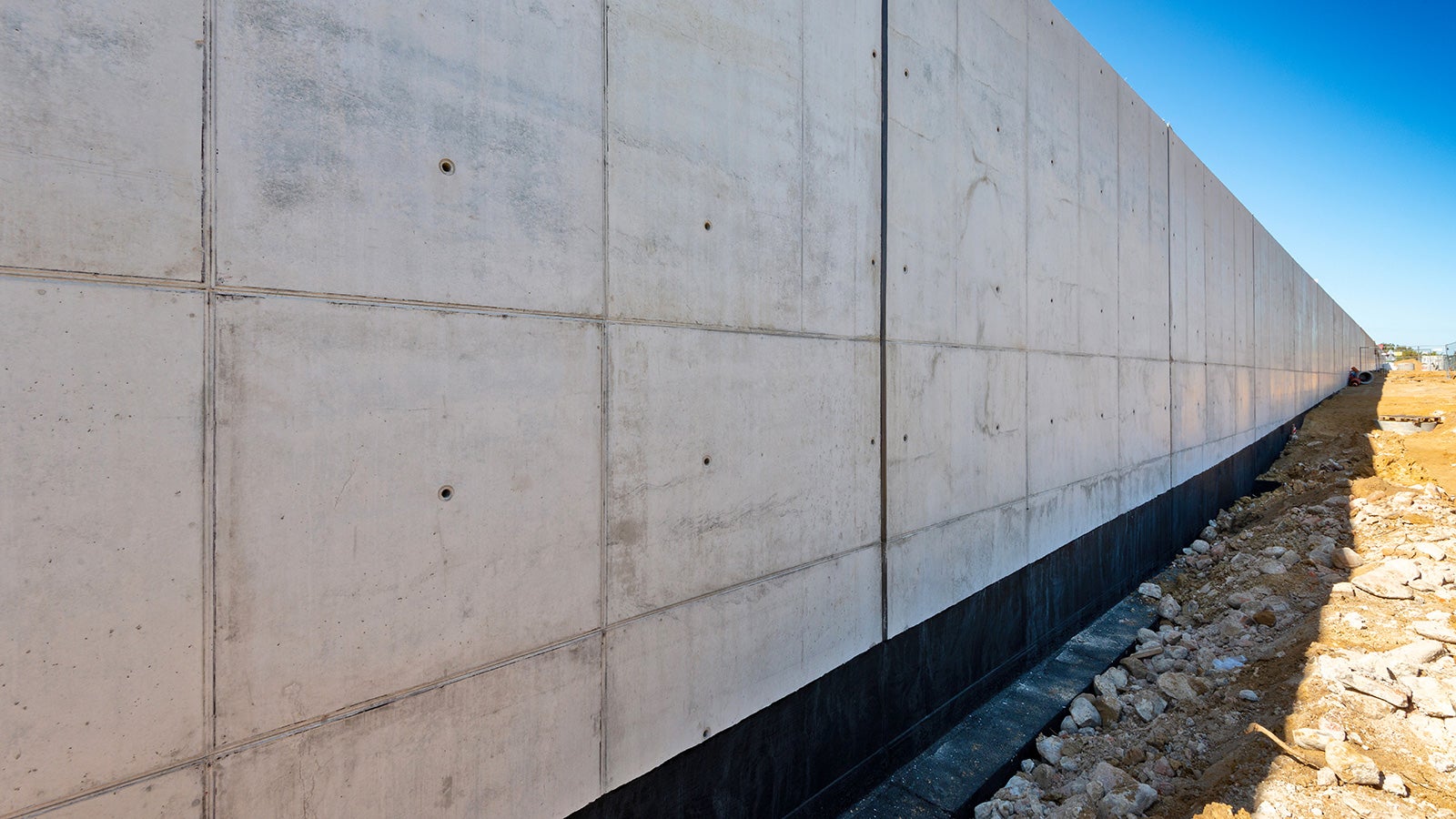 Projekt technologiczny PERI uwzględnia rozkład deskowania w stosunku do przerw roboczych oraz gwarantuje minimalną ilość potrzebnego do rotacji deskowania zapewniając optymalizację robót i osiągnięcie stawianych zamierzeń.