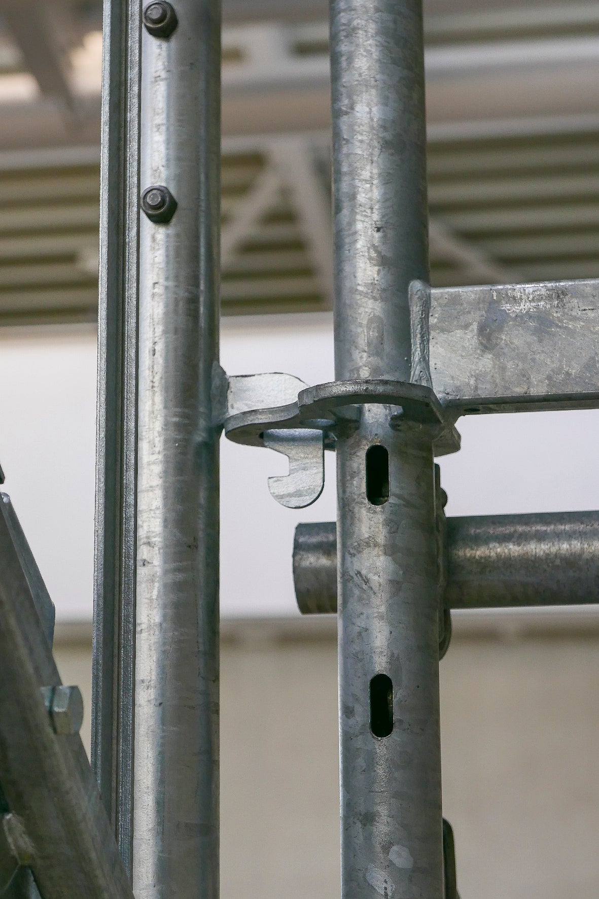 Der Schwenkarmhalter für PERI UP ermöglicht dank des integrierten Hakens eine komfortable Montage.<br/>