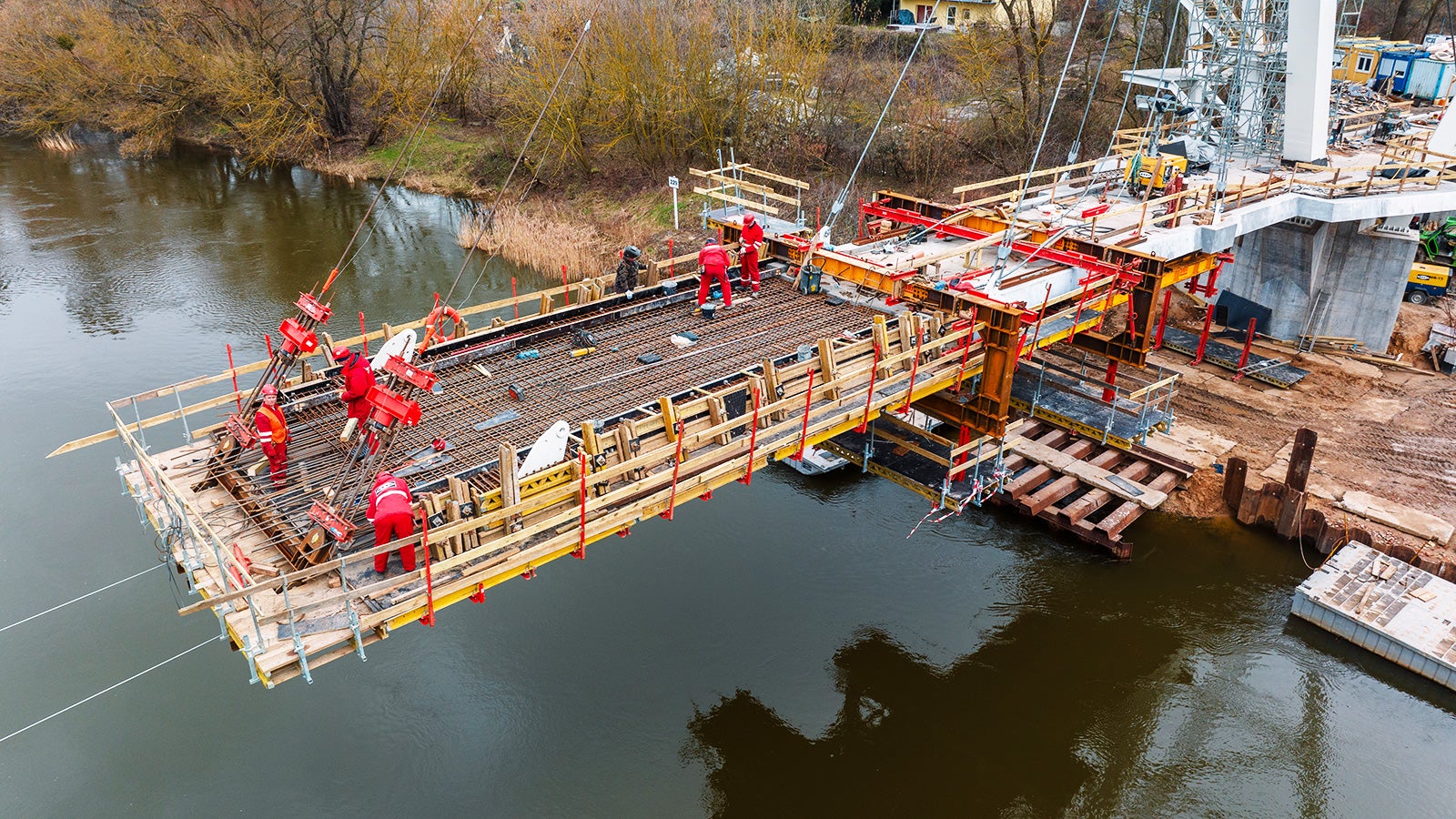 Budowa Kładki pieszo-rowerowa przez Wartę w miejscowości Owińska pod Poznaniem.