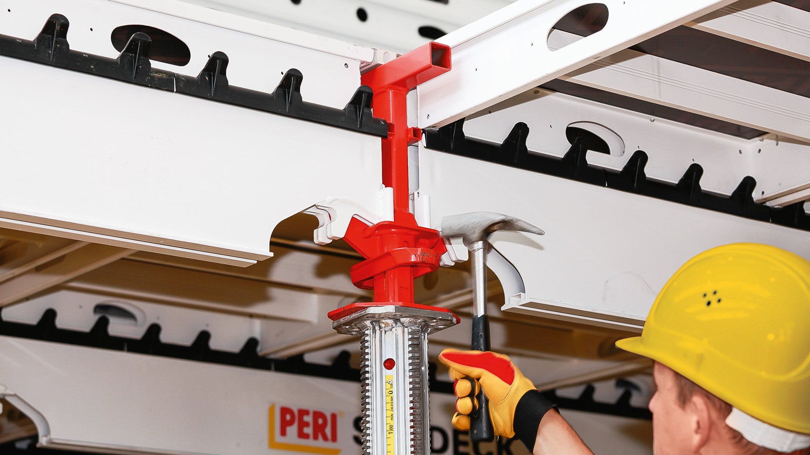 Uderzenie młotka w głowicę pozwala na opuszczenie deskowania o 6 cm oraz zdemontowanie płyt i dźwigarów. Podparcie punktowe stropu pozostaje nienaruszone.