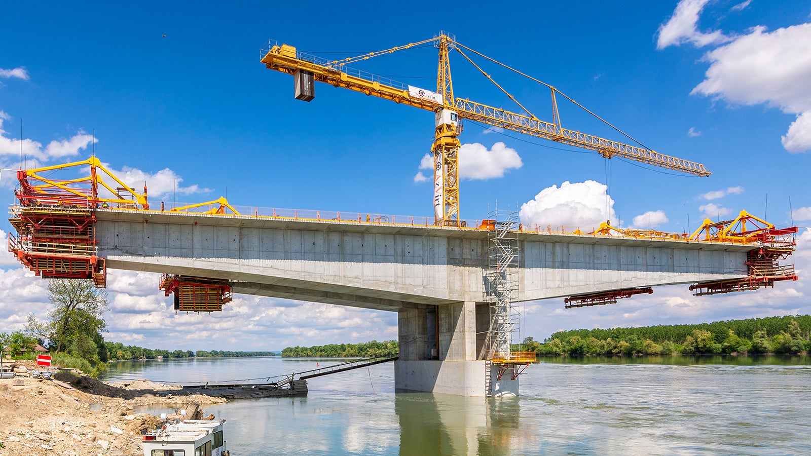 Centralni rasponi izvedeni su metodom slobodne konzolne gradnje.