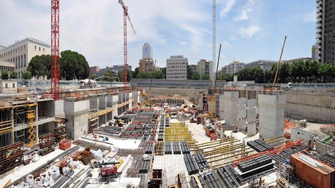 Il cantiere del Nuovo Centro Congressi all’Eur di Roma: 32.000 mq e scavi di sbancamento fino a 15 mt per una struttura che potrà ospitare fino a 9.000 utenti. La "Nuvola" è stata inaugurata nel 2016