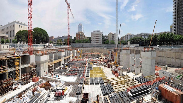 Il cantiere del Nuovo Centro Congressi all’Eur di Roma: 32.000 mq e scavi di sbancamento fino a 15 mt per una struttura che potrà ospitare fino a 9.000 utenti. La "Nuvola" è stata inaugurata nel 2016