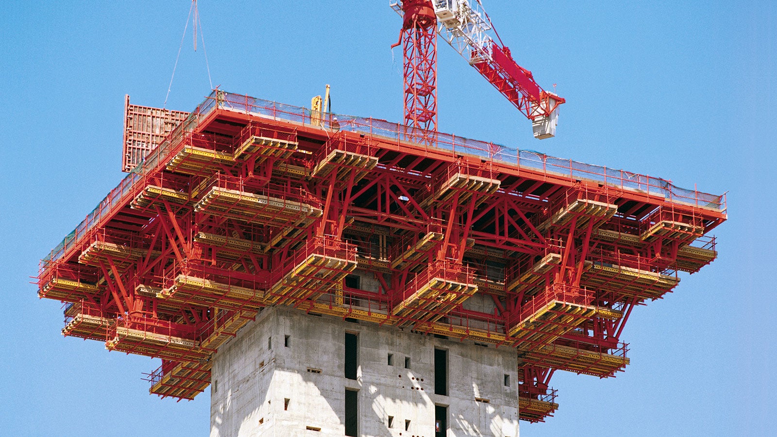 Para a construção do Centro de Exposições de Bilbao, os engenheiros da PERI desenvolveram uma solução prática de forma e formas móveis.