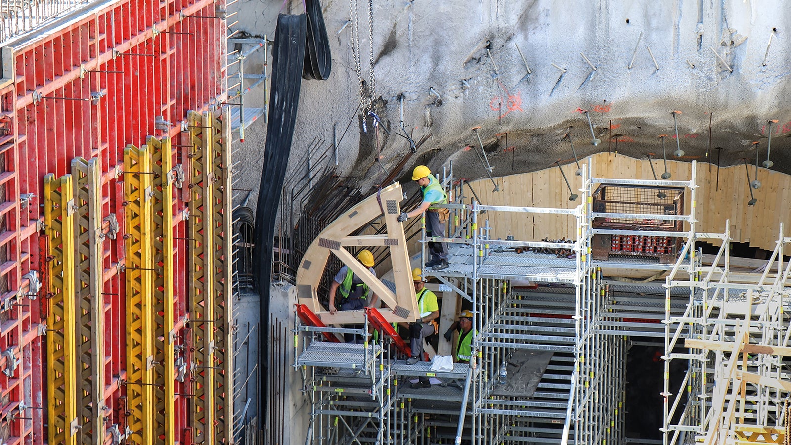 VARIO och TRIO används som väggform och PERI UP Flex för nedgång till tunnelbana