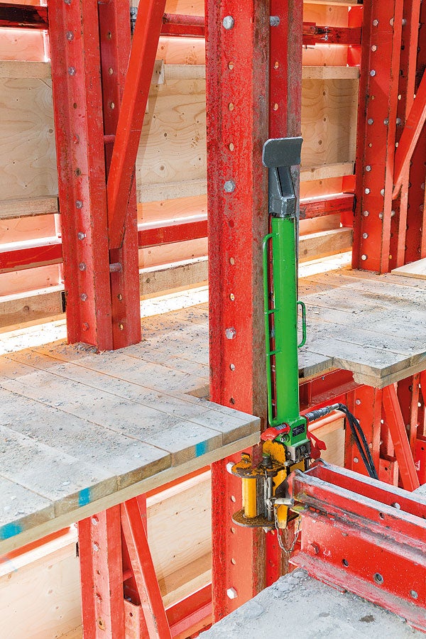 The RCS climbing protection panel is equipped with three working platforms that allow access to the slab stopend formwork and also provides sufficient working space for pre-stressing operations. The mobile climbing units lift the enclosure (rail guided) in 50 cm increments from floor to floor.