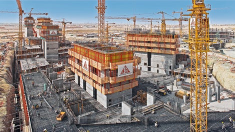 VARIO GT24木梁式墙模系统与RCS导轨爬架系统结合浇筑高层项目中的电梯井和楼梯间。