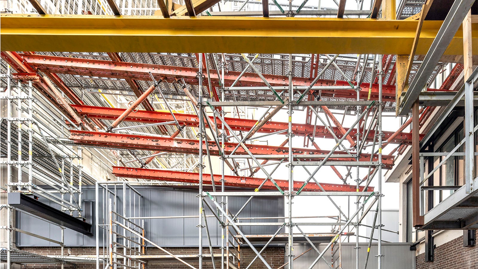 Mit Hilfe des PERI VARIOKIT Systems wurde eine barrierefreie Rampe für die unteren Etagen gebaut.(Foto: PERI SE)<br/>