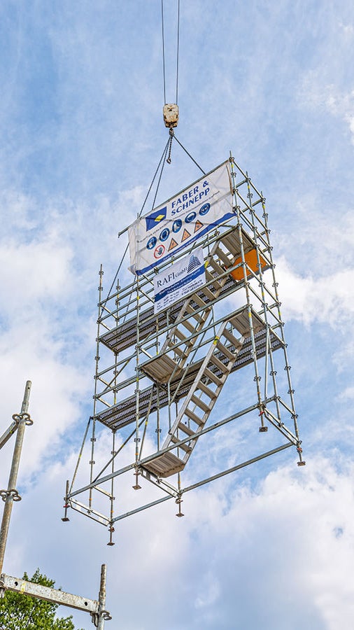 Kranversetzbare PERI UP Flex Bewehrungsgerüsteinheiten mit integrierten Gerüsttreppen erleichtern und beschleunigen die täglich anfallende Baustellentätigkeiten wie Bewehren, Schalen und Betonieren.