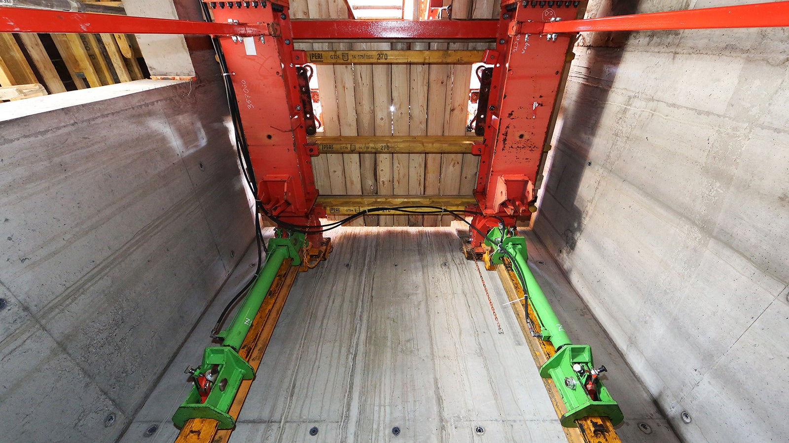 Подъем системы ACS осуществляется гидравликой без использования крана.