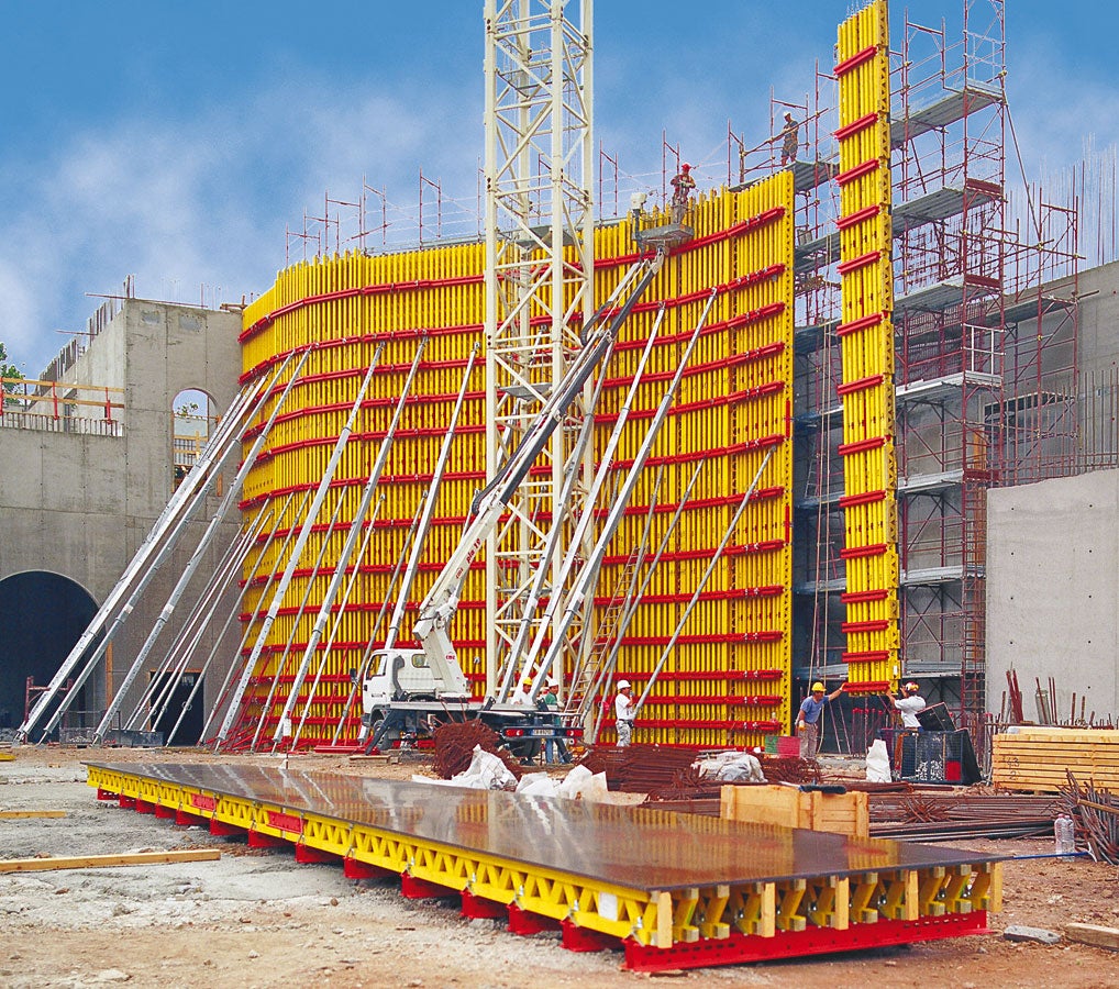 14 m high VARIO GT 24 elements were arranged polygonally in the curved areas.