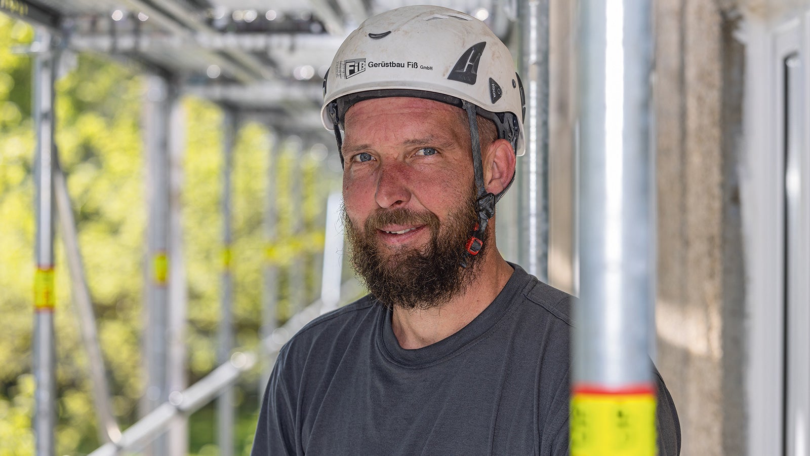 Ich bin nun fast 20 Jahre im Gerüstbau. Ein großer Pluspunkt, der mich bei PERI fasziniert, ist deren Kundenbetreuung. Auch die Arbeitsweise mit dem PERI UP Easy Stiel ist entspannter, besonders bei 1,00 m Gerüstbreite. Zeitlich macht das keinen Unterschied, ob ich die Geländer erst oben oder vorlaufend von unten einhänge – aber wir haben mehr Sicherheit.