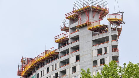 Der schlanke, ellipsenartige Gebäudegrundriss des Hotelhochhauses erinnert sowohl an einen Bootsrumpf als auch an ein überdimensionales Segel im Wind.