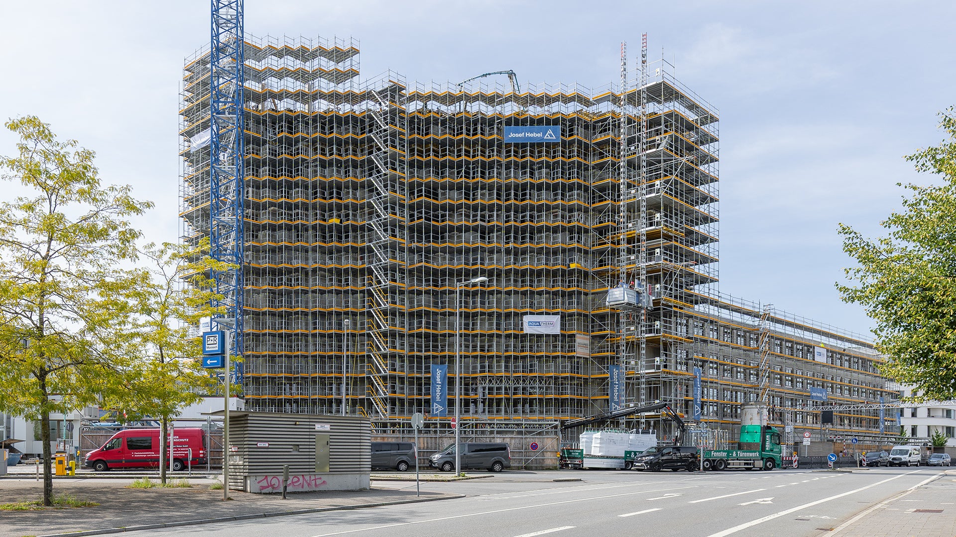 Eine in Summe wirtschaftliche Gerüstlösung: Das schlüssige Gesamtkonzept berücksichtigte sowohl die Rohbauerstellung als auch die nachfolgenden Ausbaugewerke.