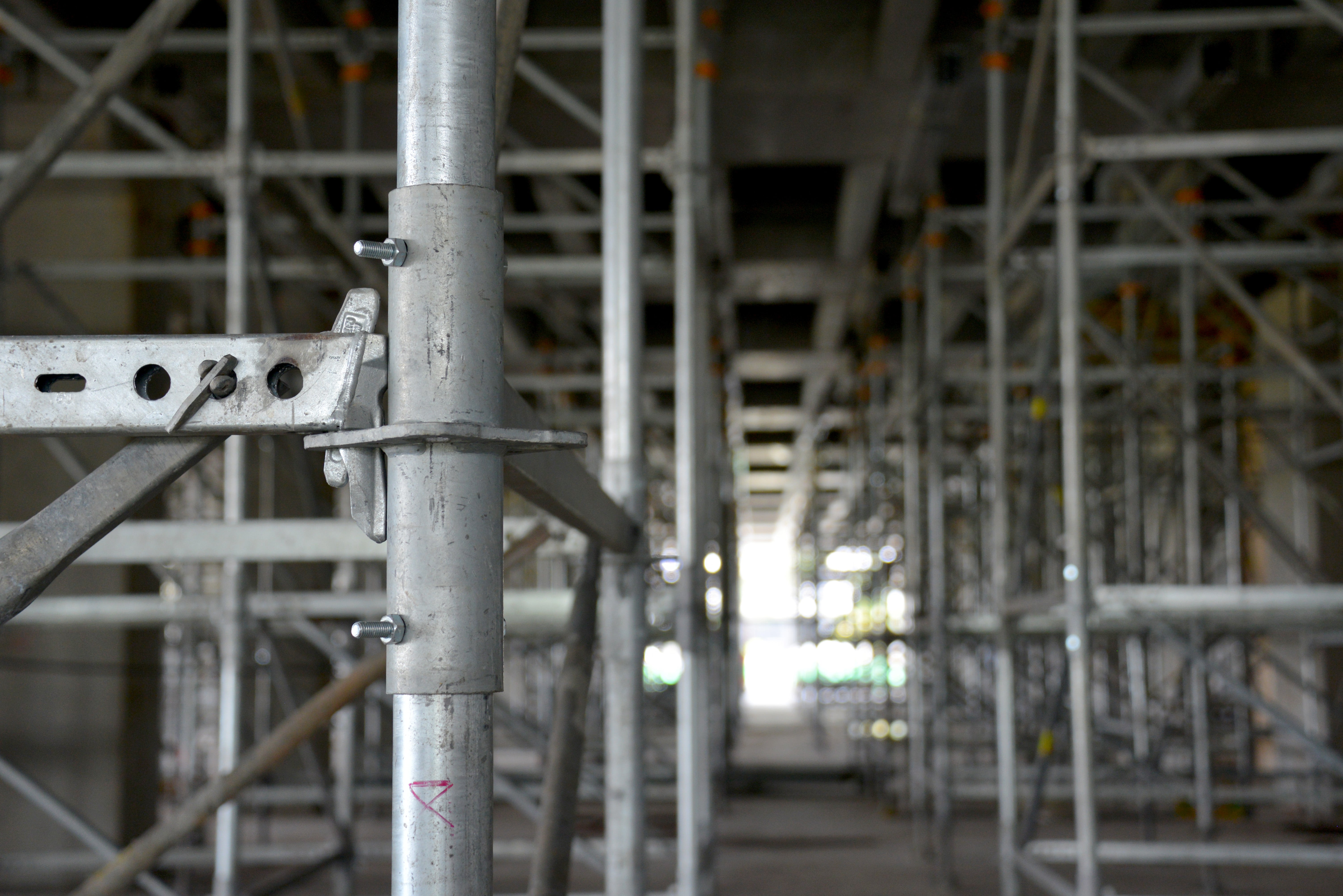 PERI UP MD (PS100): Easy connection of verticals via Gravity Lock