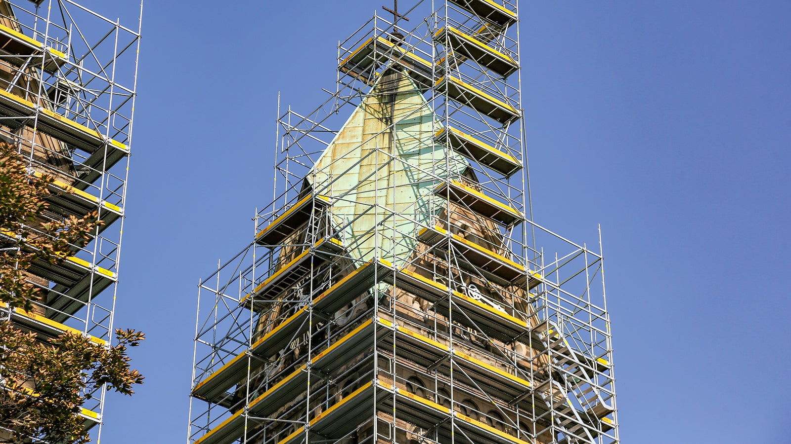 Rusztowanie przy wieżach kościoła z dostępem do archiwalnych informacji zawartych w kopułkach pod krzyżem.