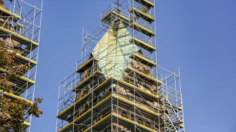 Rusztowanie przy wieżach kościoła z dostępem do archiwalnych informacji zawartych w kopułkach pod krzyżem.