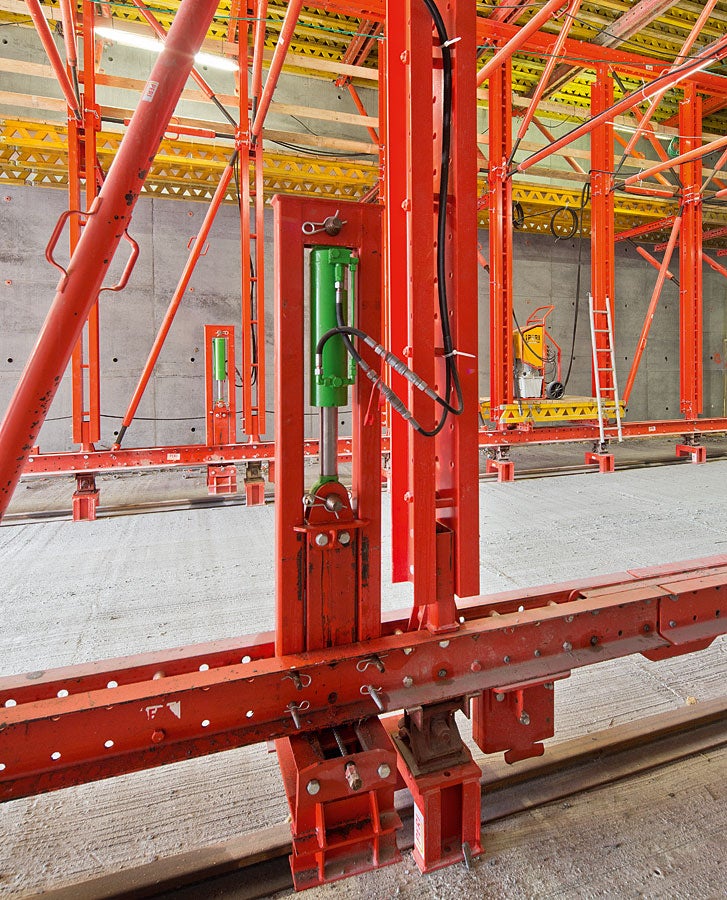 The formwork carriage can be raised and lowered by means of the integrated hydraulic system – this results in fast and convenient shuttering and striking. After a short induction phase, the construction team requires only one day to set up the carriage for concreting operations.