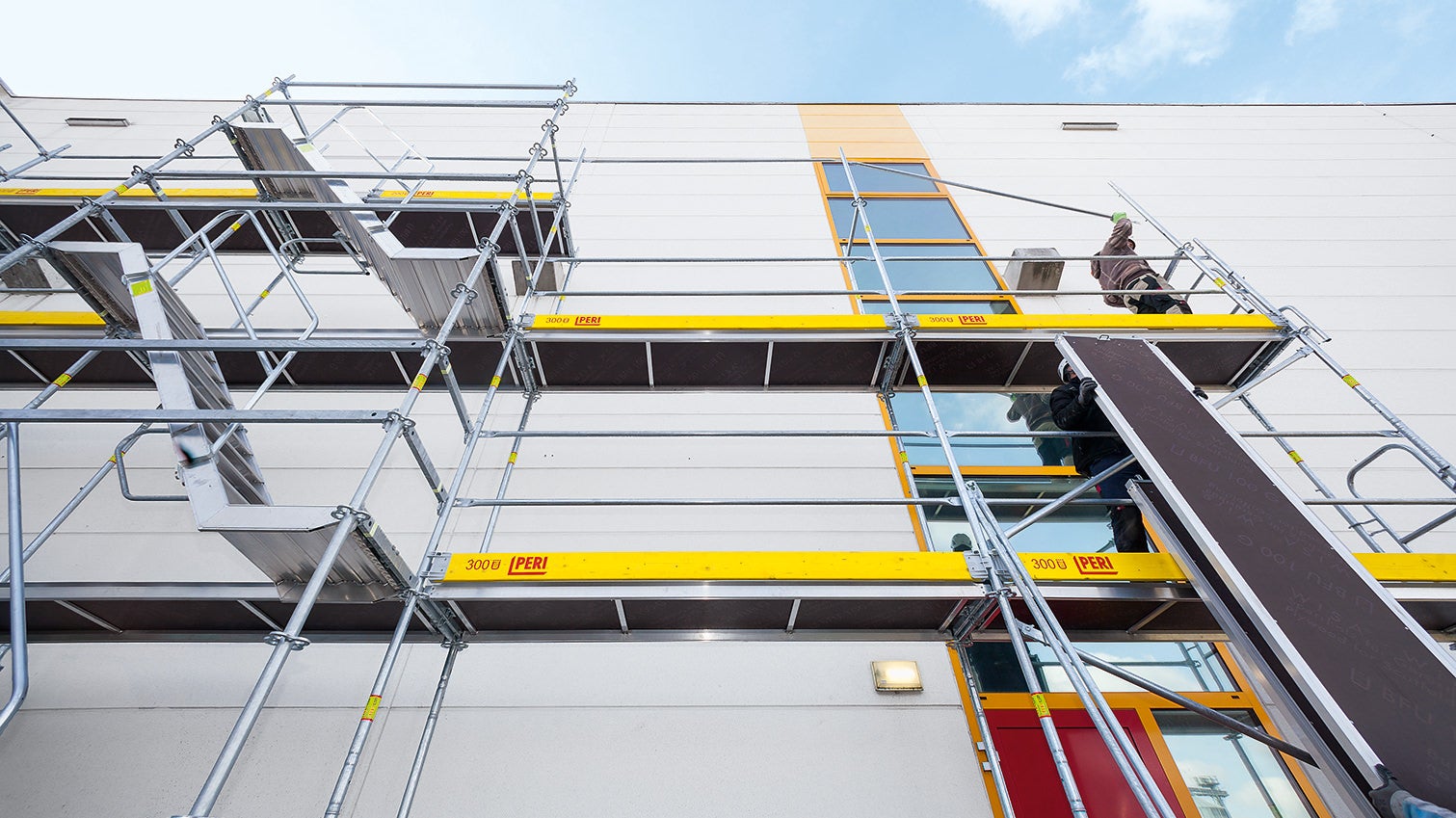 Lehké díly fasádního lešení PERI UP Easy usnadňují a urychlují montáž a nabízí bezpečnost integrovanou do systému.