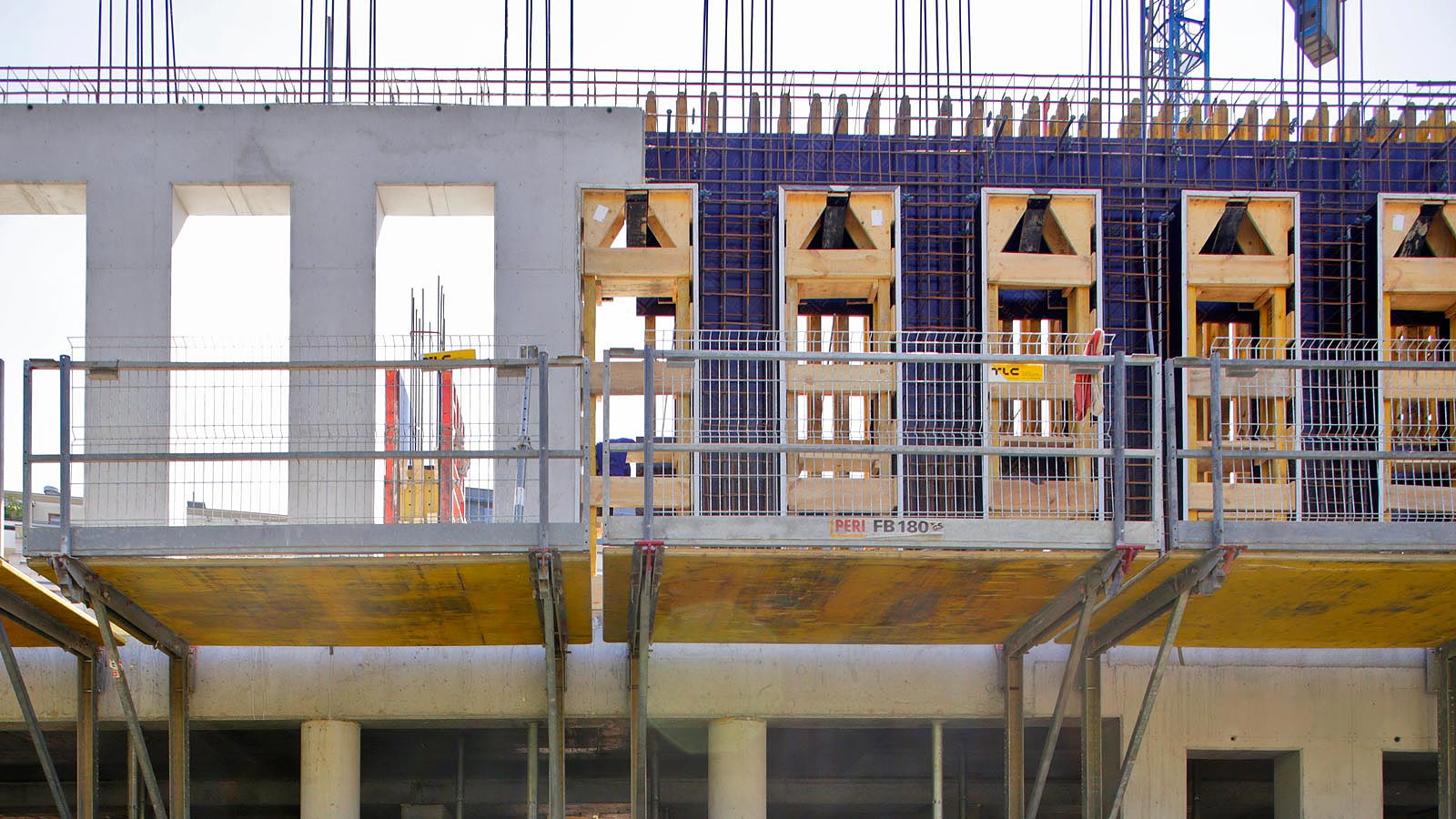 Uniwersalne wstawki formujące otwory okienne, wykonywane w jakości betonu architektonicznego. Rozwiązanie PERI zakładało użycie klinów regulujących szerokość otworu, w związku z czym te same elementy wykorzystano przy kolejnych kondygnacjach, gdzie projektant założył inne szerokości.