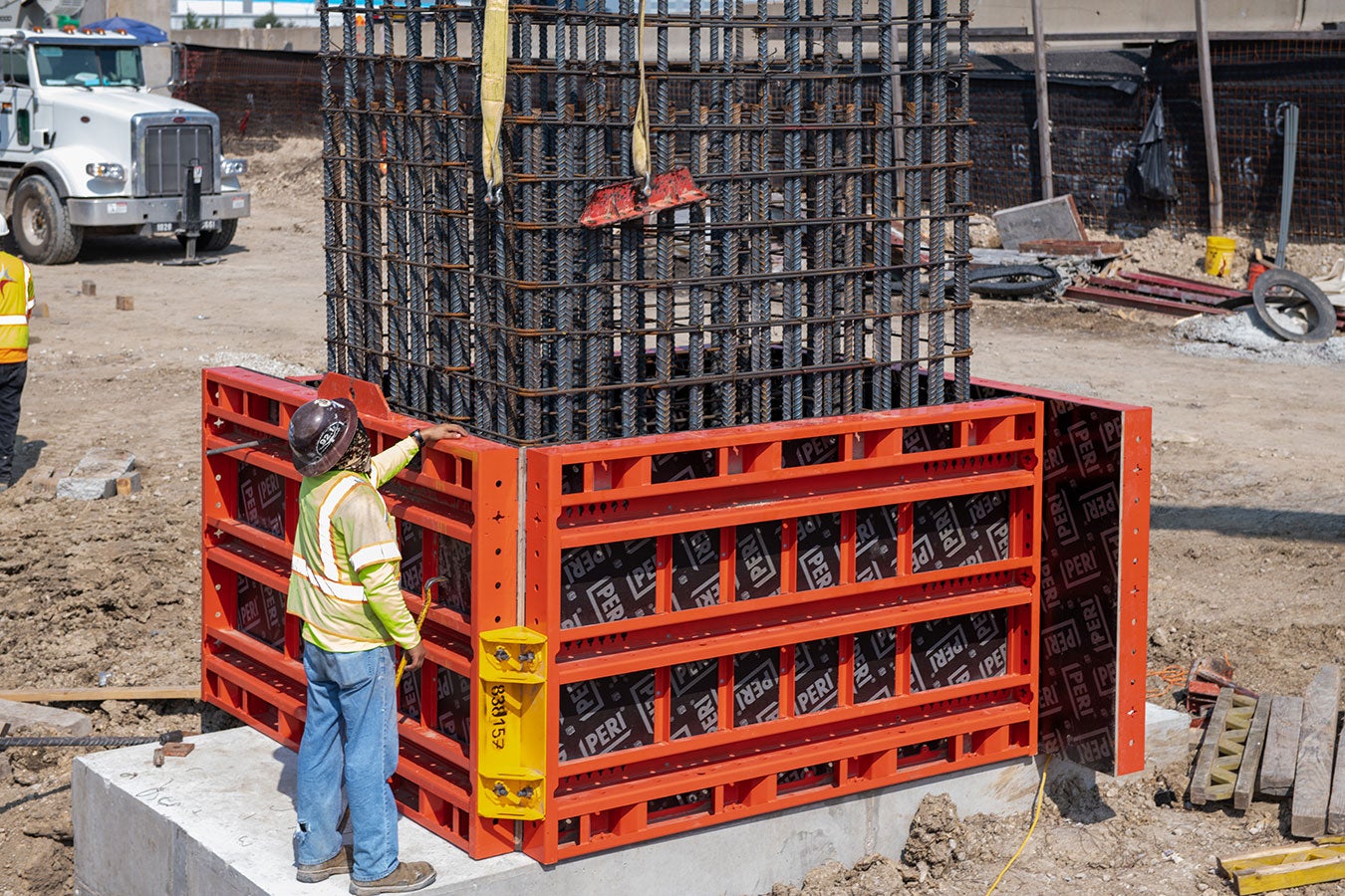 The Speed Column configuration of the VARIOKIT Pier System (VPS) features fast handling and high pouring rates and results in excellent concrete finish.