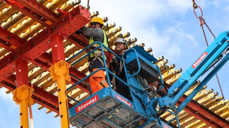 Säkerhets- och monteringsinstruktör Pär Hildingssson monterar valvformselement före montage av plywood 
