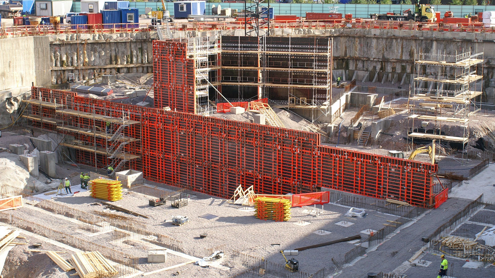 TRIO-seinämuotit konserttisalin seinien valuissa.