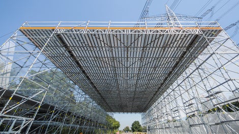 Der Aufbau von Rüstbindern aus systemgebundenen Gitterträgern kann für Überbrückungen genutzt werden.<br/>