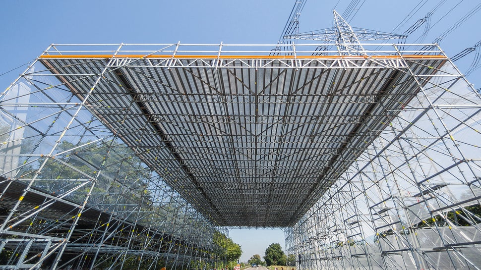 Der Aufbau von Rüstbindern aus systemgebundenen Gitterträgern kann für Überbrückungen genutzt werden.<br/>