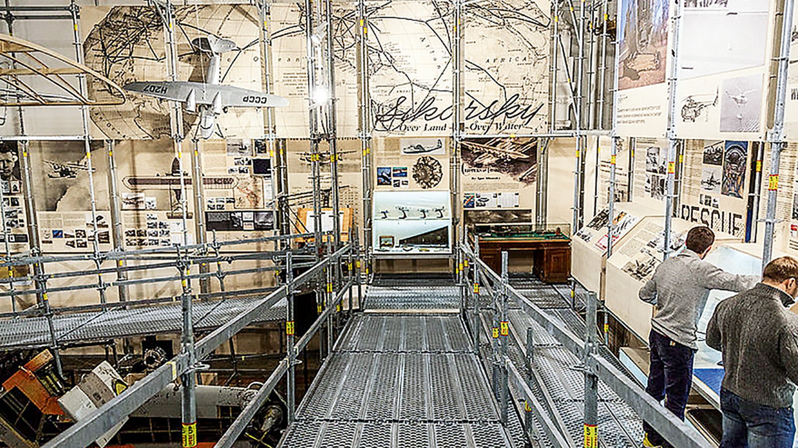 Несмотря на внушительные габариты, конструкция из промышленных лесов гармонично вписалась в исторический интерьер павильона, в котором проходила выставка "Сикорский: крылья будущего"