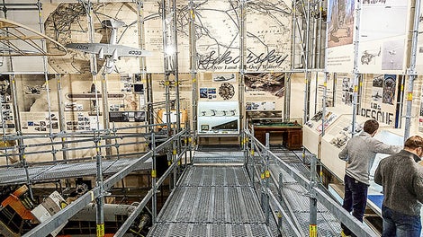 Несмотря на внушительные габариты, конструкция из промышленных лесов гармонично вписалась в исторический интерьер павильона, в котором проходила выставка "Сикорский: крылья будущего"