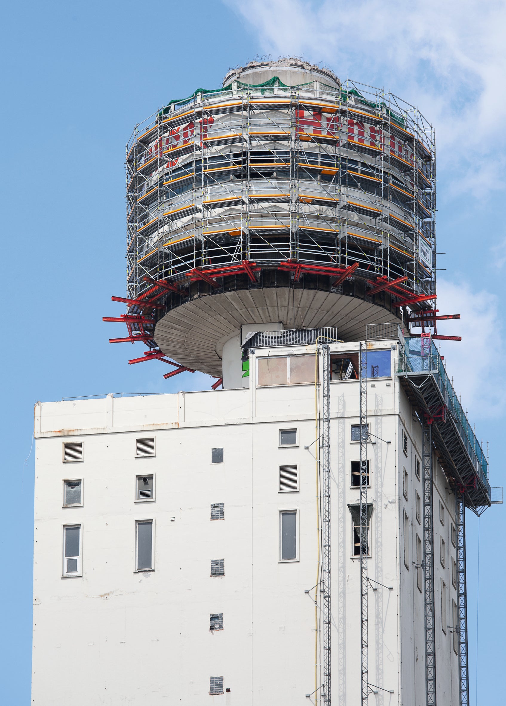 For more than 50 years, the 120 m high Henninger Tower was the landmark of Frankfurt. Currently being demolished, PERI UP protection scaffolding erected around the beer barrel-shaped revolving restaurant ensures safe working operations.