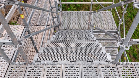 Integrierte Zugangstechnik im metrischen PERI UP Systemraster: 1,25 m breite Treppenläufe und die übergangslose Anbindung an die Arbeitsebenen sorgen für eine sichere Arbeitsumgebung.