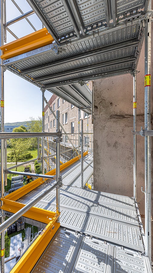 Die ebenen Belagsflächen und der umlaufende Seitenschutz sorgen für eine sichere Arbeitsumgebung und erleichtern die Ausführung der unterschiedlichen Fassadenarbeiten.