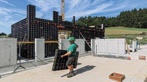 Die leichten Systembauteile machen die DUO zu einer echten Handschalung<br/>
