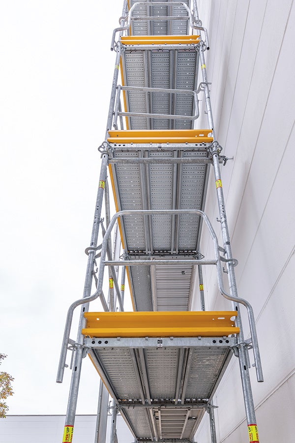 The modular PERI UP Facade Scaffold now has an even higher load-bearing capacity and offers greater flexibility thanks to the EVOTOP series. In addition to the introduction of further sophisticated standard assemblies, a significantly reduced number of components and ties is a major advantage in use.