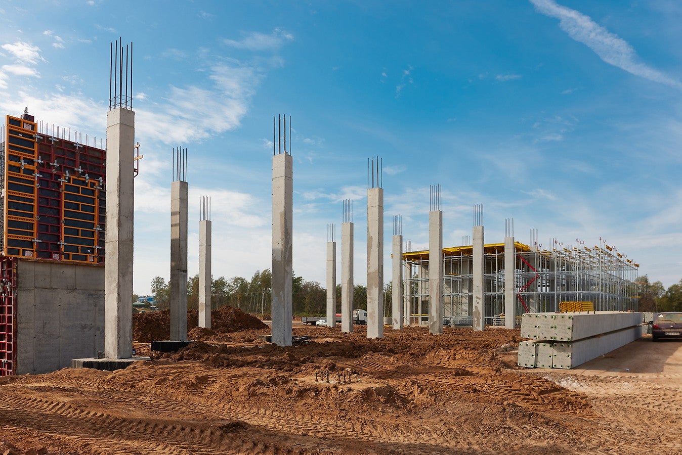 Важным отличием TRS-щитов от универсальных является соединение колонными болтами через специальные торцевые отверстия. Этот способ крепления обеспечивает надежное и плотное соединение щитов.