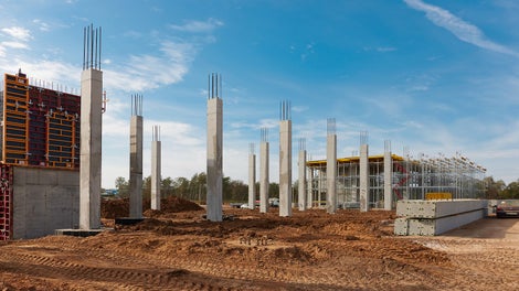 Важным отличием TRS-щитов от универсальных является соединение колонными болтами через специальные торцевые отверстия. Этот способ крепления обеспечивает надежное и плотное соединение щитов.