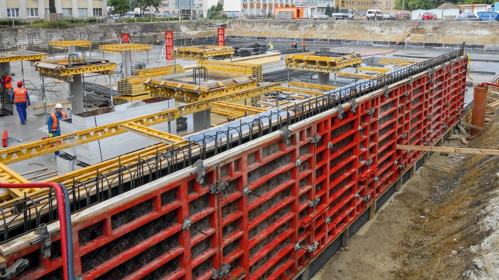 Zvislé konštrukcie rástli pomocou systému TRIO a SB rámov pri jednostrannom debnení. Stropy boli debnené pomocou nosníkového debnenia MULTIFLEX.