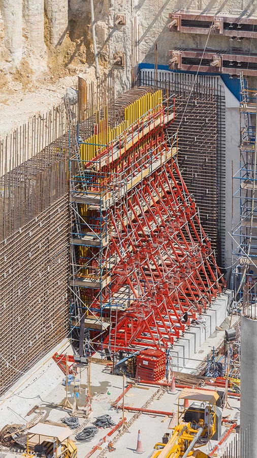 During the single-sided forming of the up to 9.50 m high walls with the VARIO Girder Wall Formwork, the fresh concrete pressure is reliably transferred to the sub-structure by means of SB Brace Frames.