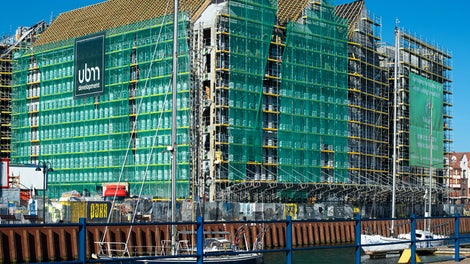 Lekkie i szybkie w montażu rusztowanie ramowe PERI UP Easy do bezpiecznego wykonywania robót fasadowych. Fot. Wojciech Dziedzic