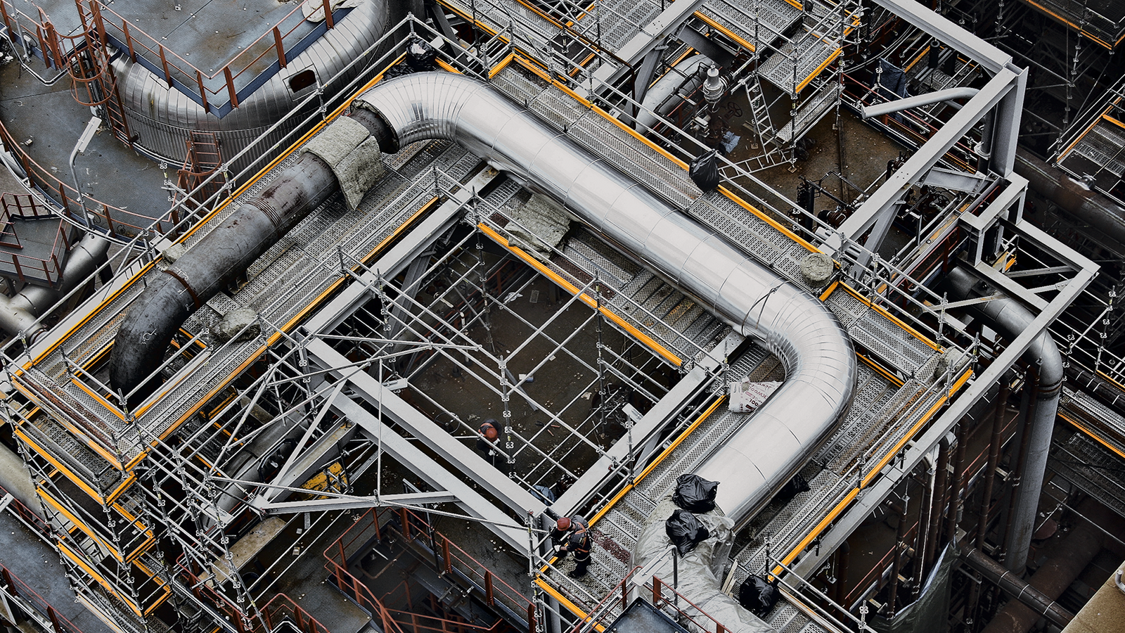 Модульность системы лесов PERI UP Flex позволяет с легкостью обходить металлокаркас, при этом устраивать безопасные рабочие платформы для проведения ремонта и обслуживания трубопроводов.