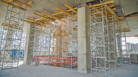 Высота стилобатной части достигала 7,5 м. Для бетонирования перекрытия данного участка спроектировали и собрали несущие башни ST 100 с двутавровыми балками VT20. Система ST 100 позволяет подгонять высоту башен под любой тип перекрытия всего одним элементом. Для этого проекта система ST 100 была лучшим решением также из-за значительных перепадов высоты перекрытий. 