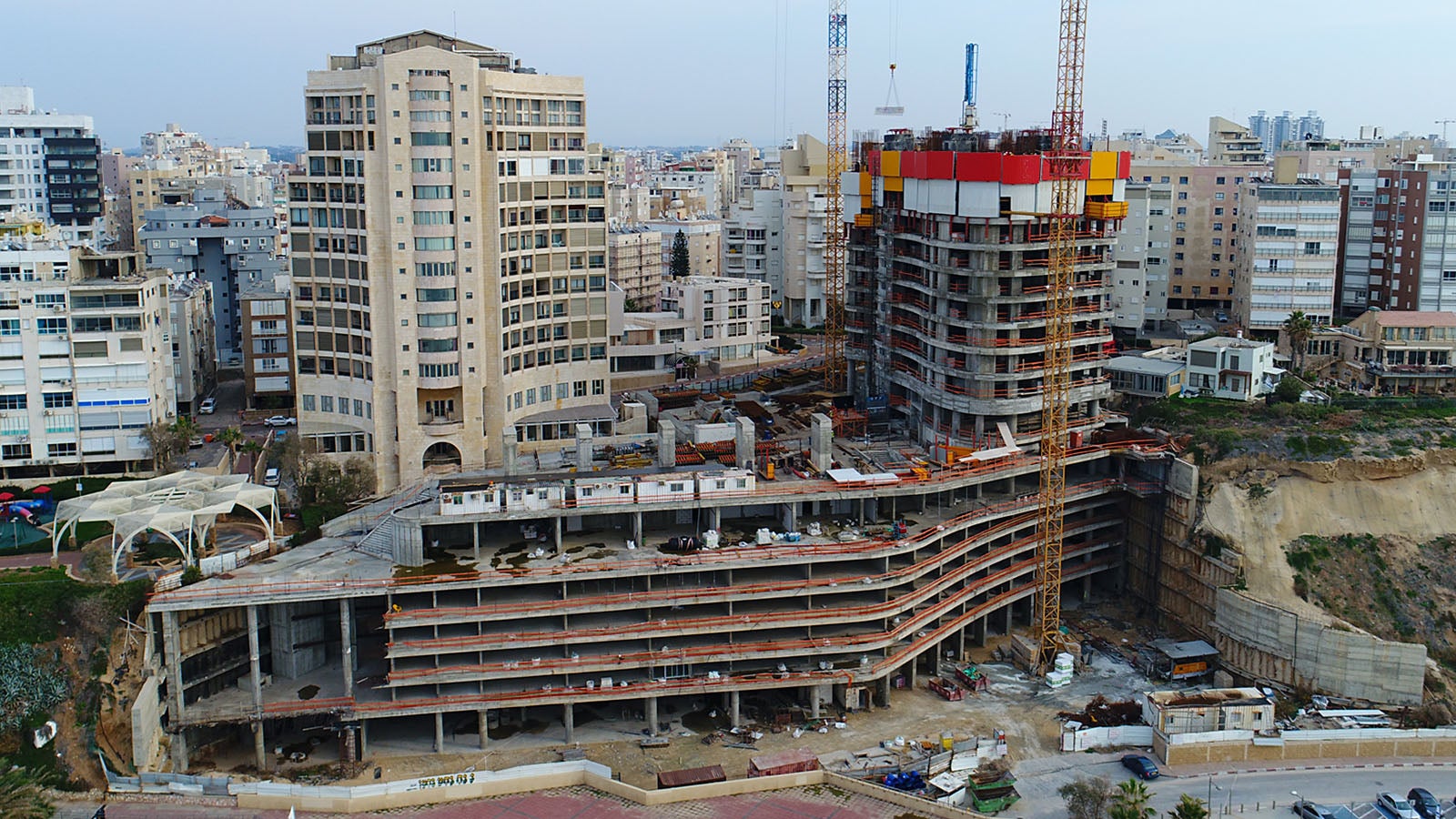 מגדל בן 36 קומות ו-8 מפלסי חניה. גיאומטריית בניין מאתגרת הן בגרעין והן בהיקף.