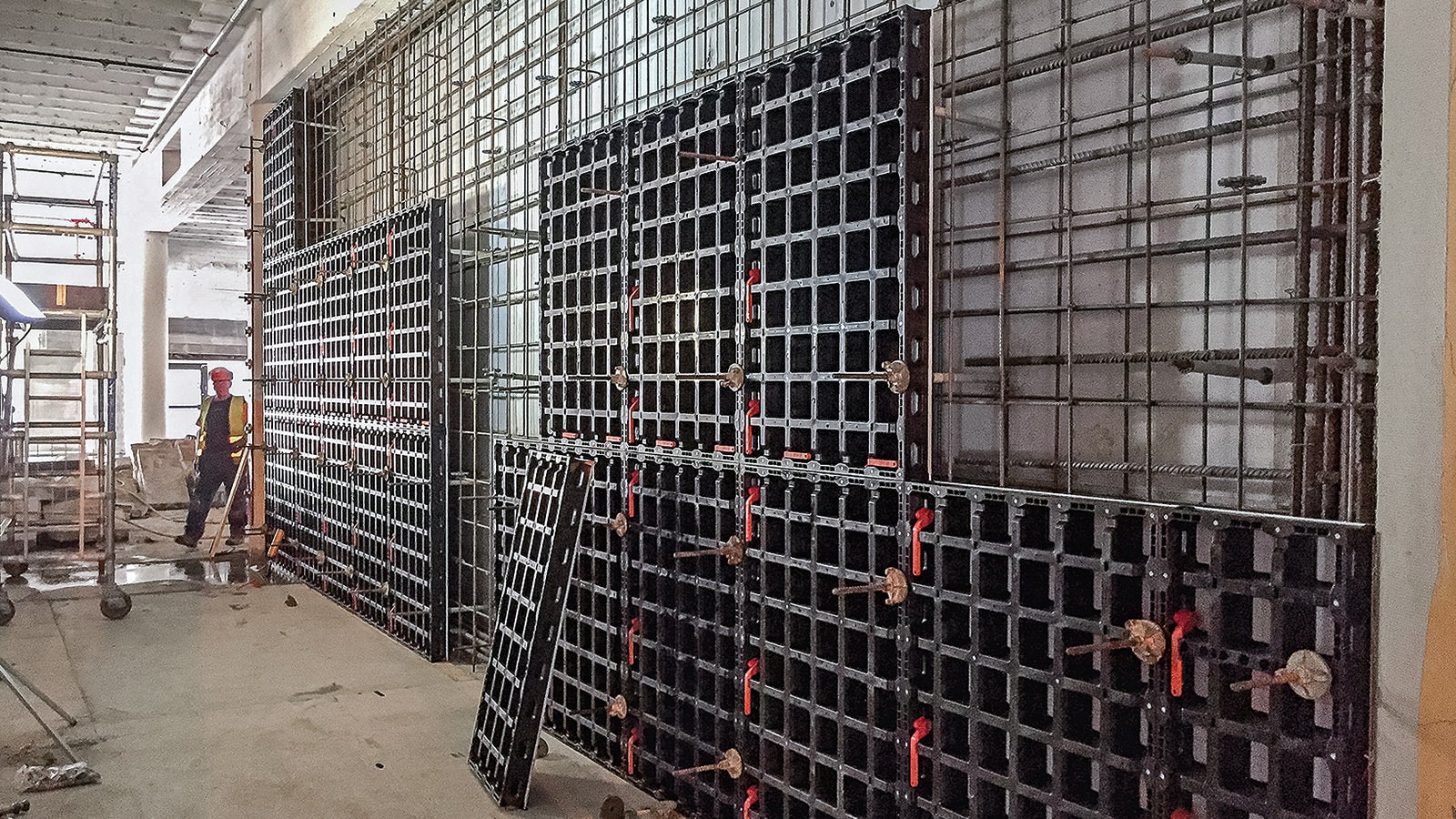 PERI DUO is characterised by its light weight and the simple assembly technology. The composite formwork is easy to install. Because of the lightweight design the use of a crane during construction operations or any other mechanical transport and assembly aids are not required.