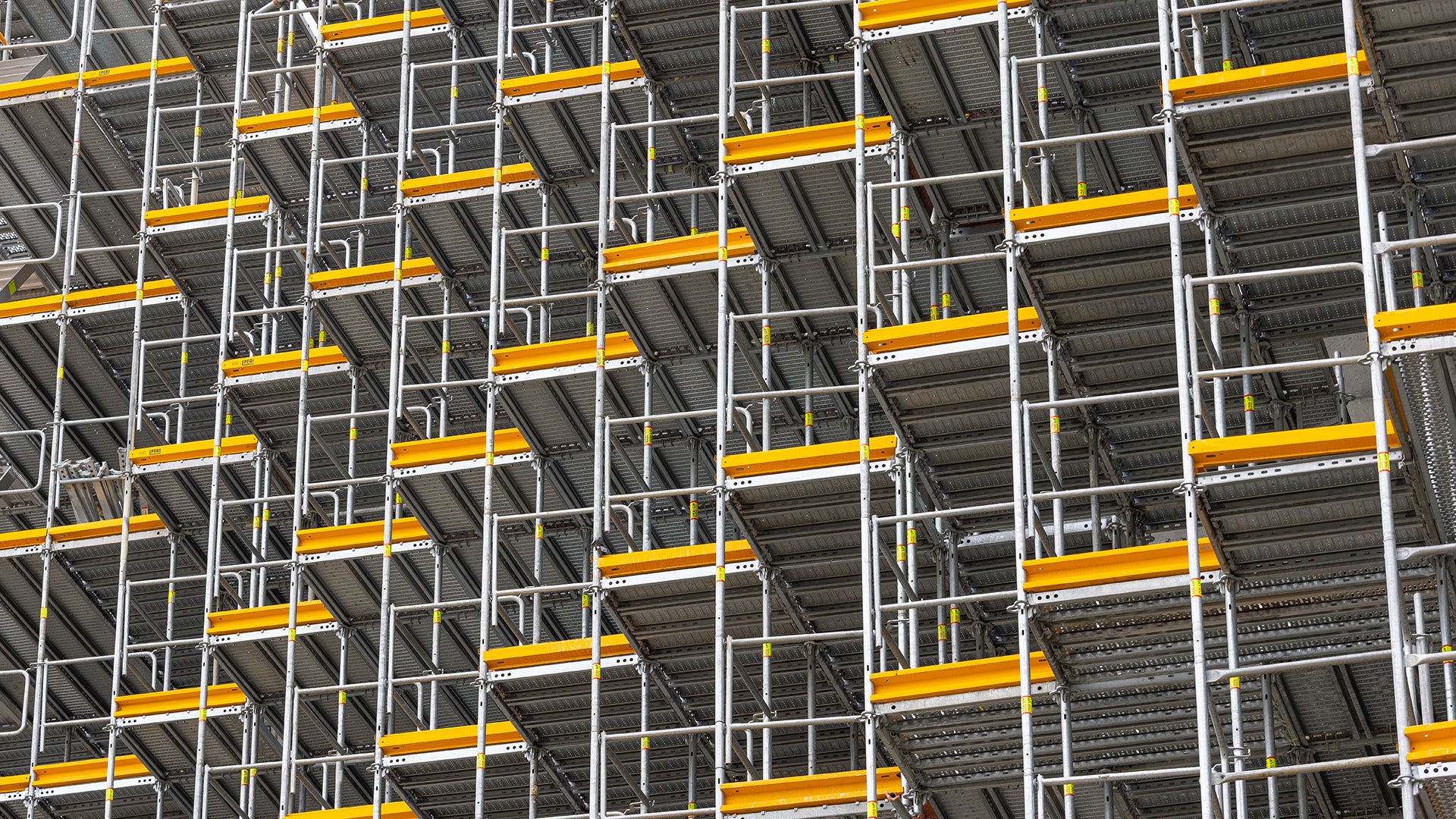 Das markante Zickzack-Muster der komplex gegliederten Gebäudefassade spiegelte sich auch im knapp 40 m hohen PERI UP Fassadengerüst wider.