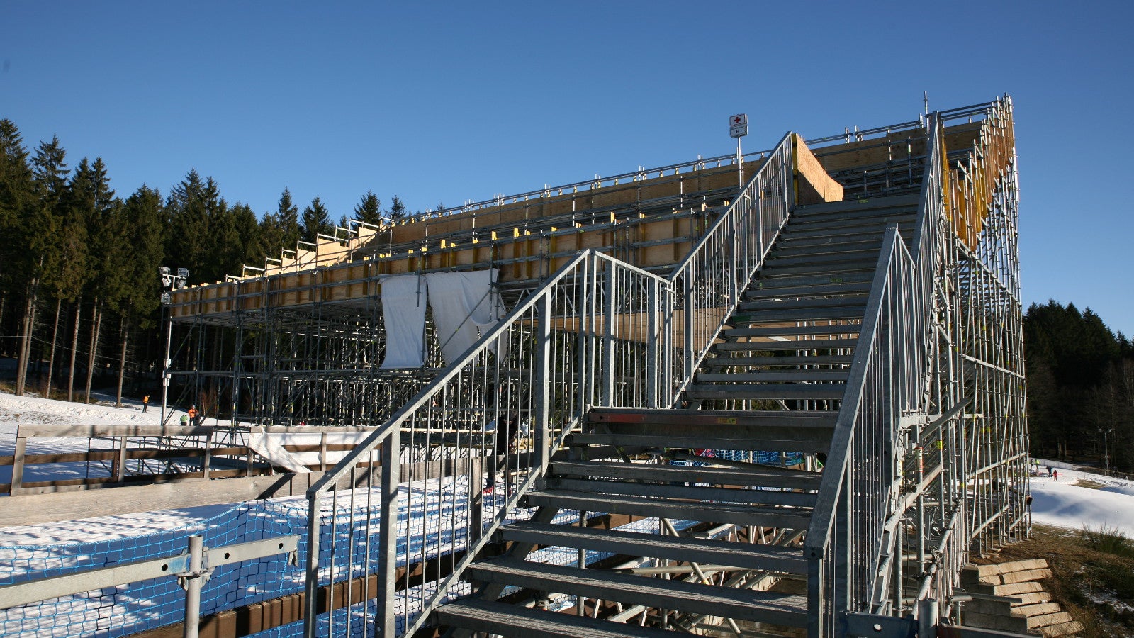 Přístup na tribunu u VIP stanu.