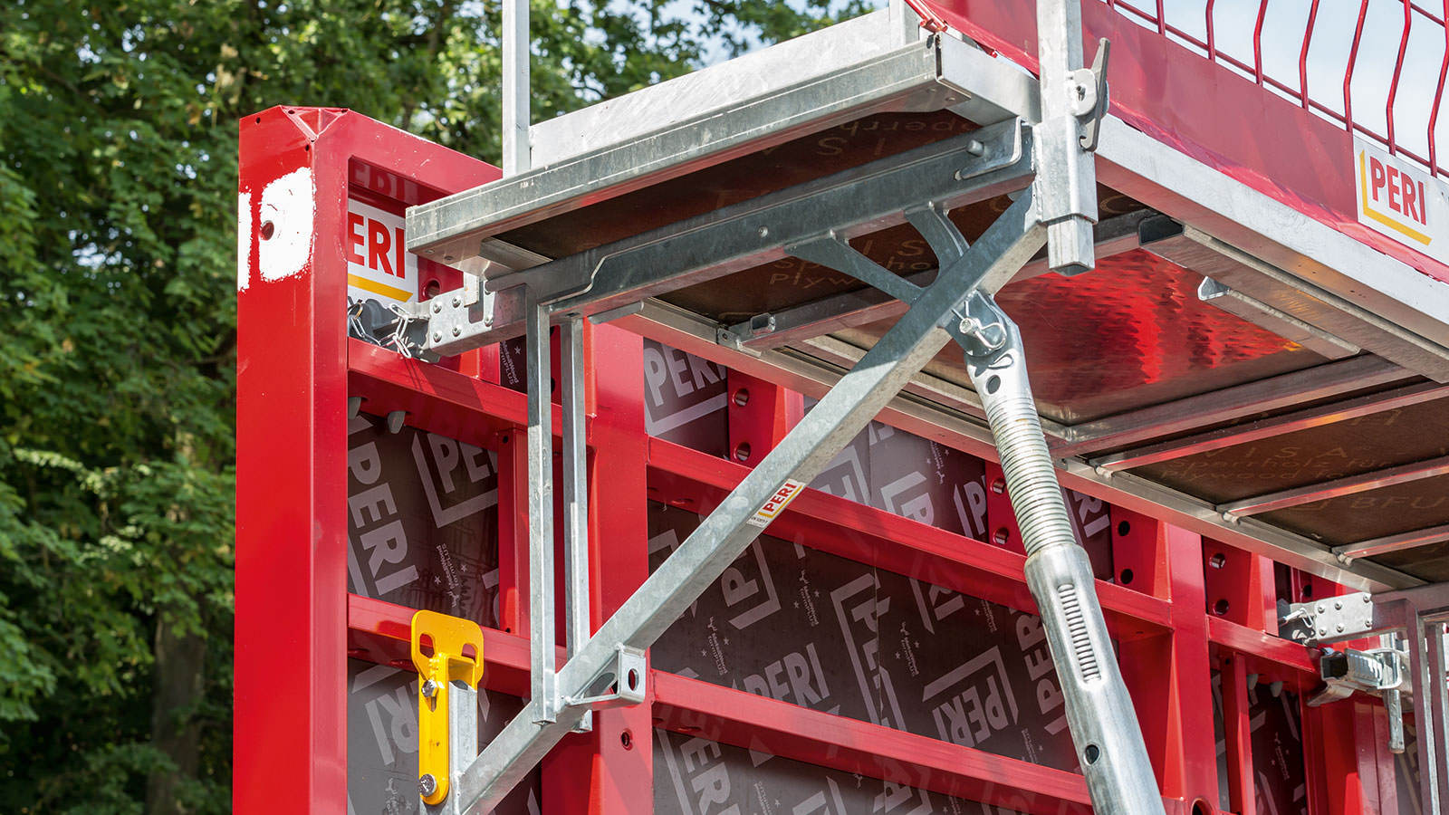 Bei der Gerüstkonsole MXK-RS ist außenseitig ein Richtstützenanschluss integriert. Dieser ermöglicht auch bei aufgestockter Schalung barrierefreies Arbeiten, da Richtstützen keine Bordbretter oder Bodenbeläge durchstoßen.