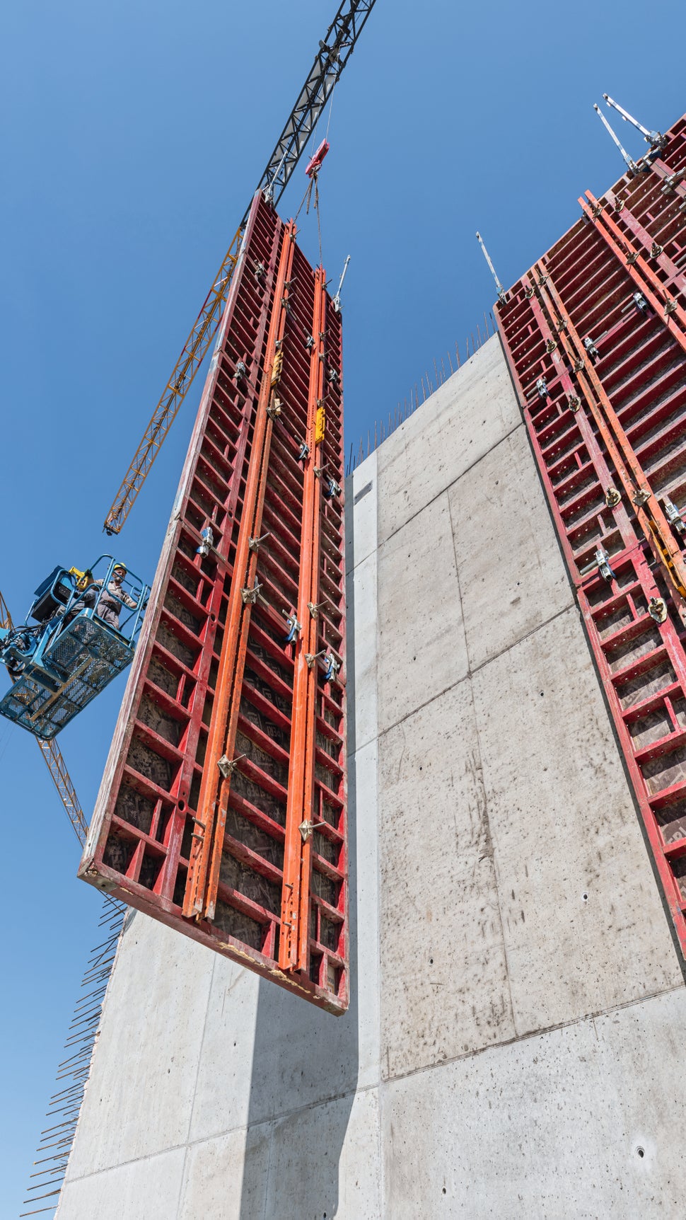 Integrierte Stahlriegel des VARIOKIT Baukastensystems sorgen für zusätzliche Stabilität der aufgestockten MAXIMO Elemente, insbesondere beim Ablegen und Anheben zum Zwischenlagern, Säubern und Auftragen des Trennmittels.