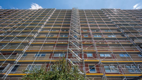 Mit PERI UP Easy ließen sich dank des integrierten Gerüstknotens Balkonvorsprünge einfach umbauen und ein außenliegender Treppenlauf direkt an das Fassadengerüst anschließen – nahezu ohne aufwendige Kupplungsarbeiten und ohne Stolperfallen bei der Gerüstnutzung.